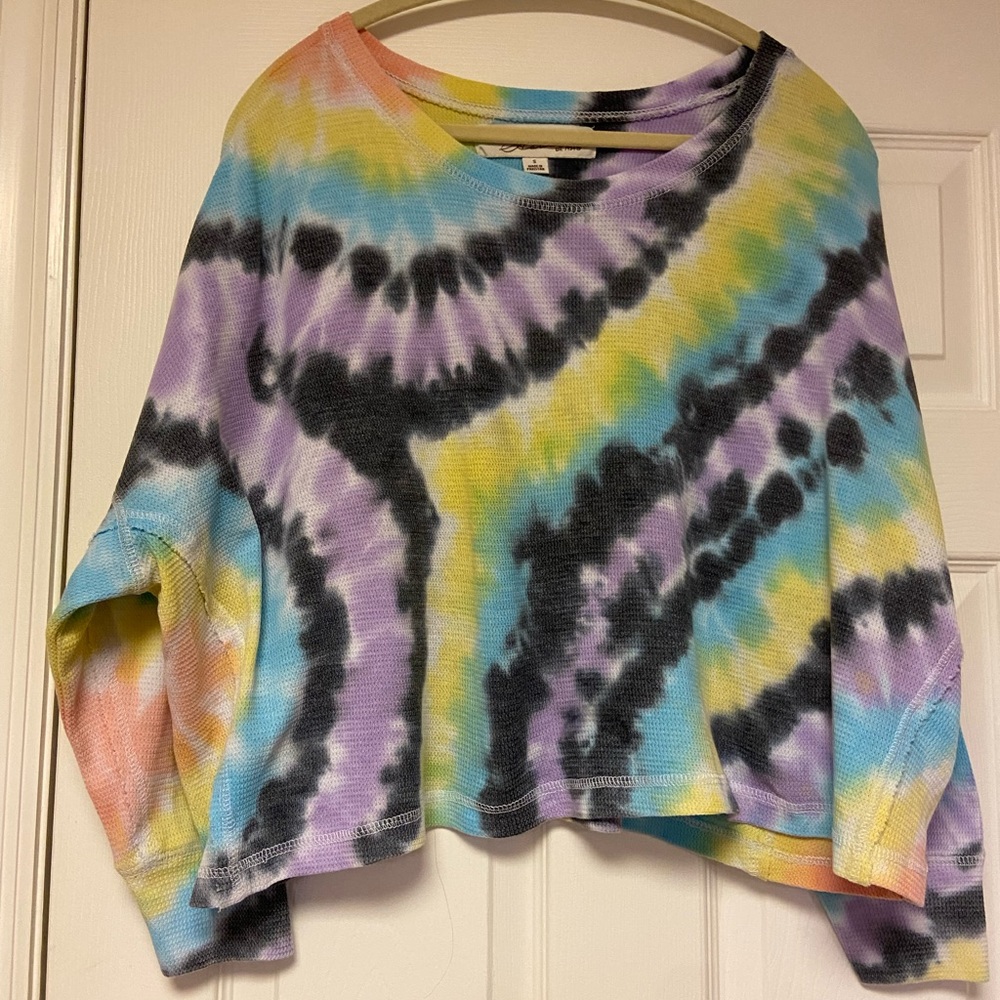 Tie dyed cropped shirt.
